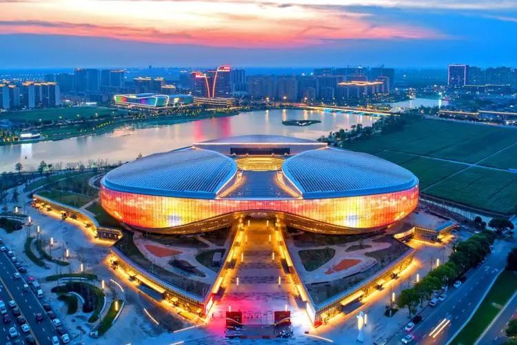 国家级工程奖大满贯！嘉兴市文化艺术中心的灯光闪灼秀湖