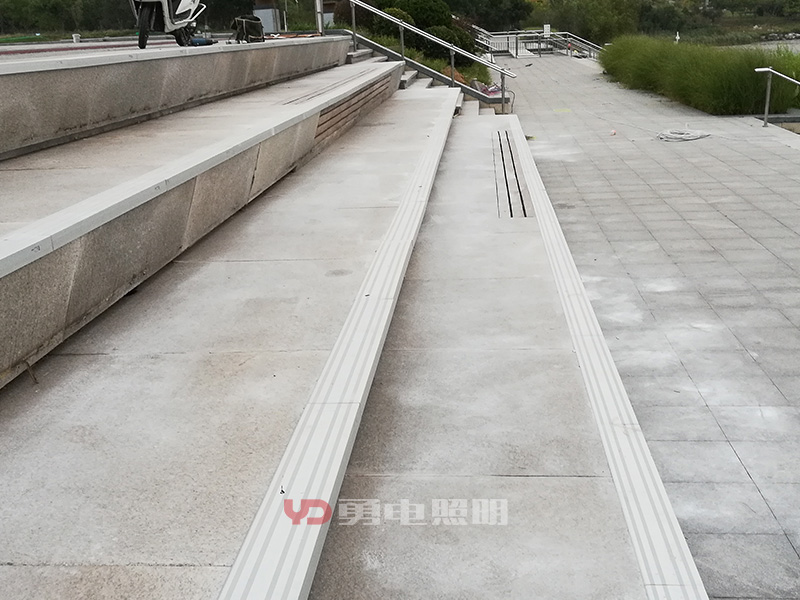 勇电LED台阶灯—台阶下的潜在之光-杭州勇电照明有限公司